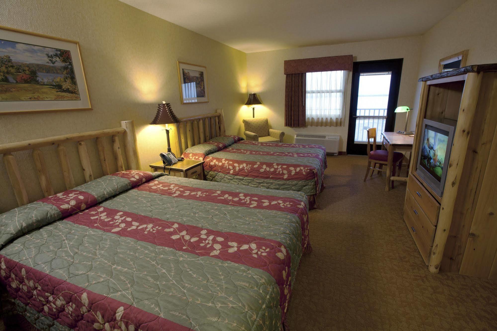 Kewadin St. Ignace Hotel Evergreen Shores Экстерьер фото